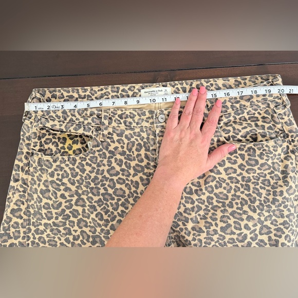Abercrombie & Fitch Leopard Print Barrel Jeans Size 33 Mid Rise - Picture 3 of 7